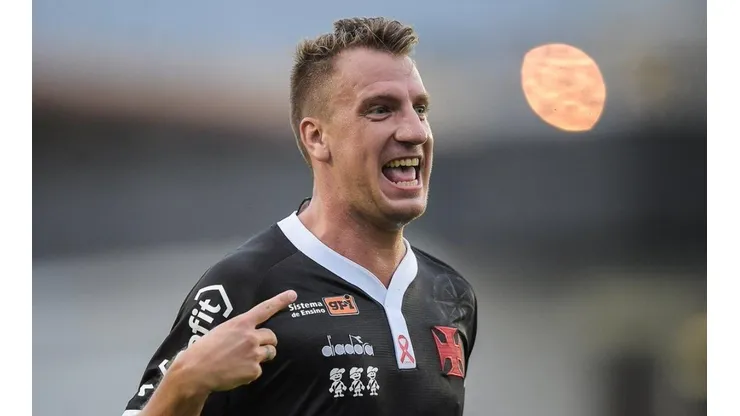 Maximiliano López festeja su tanto.
