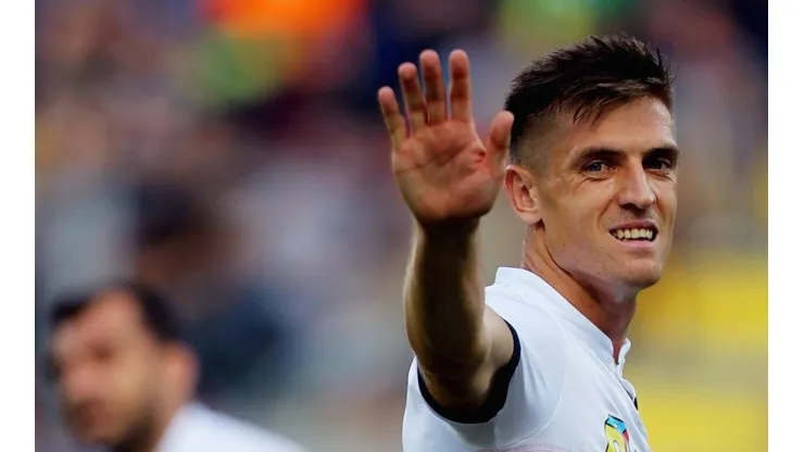 Krzysztof Piatek jugando para Genoa.