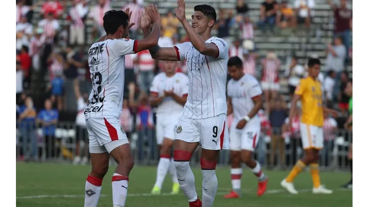 Chivas se impuso por penales a Tigres en un amistoso vibrante
