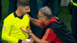 El Tata discute con el referí.