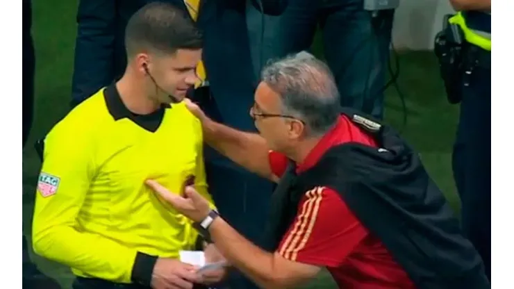 El Tata discute con el referí.