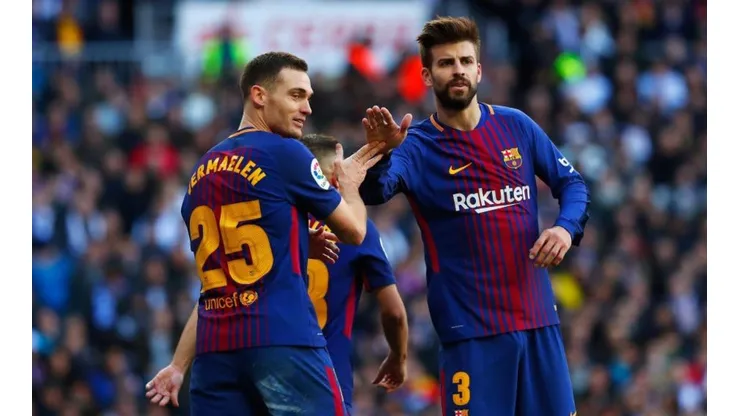 Vermaelen junto a Piqué.