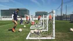 Lujo y gol imposible: el video de Pulido en la práctica de Chivas que explotó en Instagram