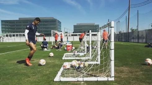 Lujo y gol imposible: el video de Pulido en la práctica de Chivas que explotó en Instagram