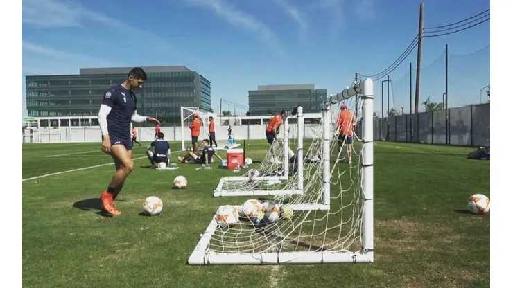 Lujo y gol imposible: el video de Pulido en la práctica de Chivas que explotó en Instagram