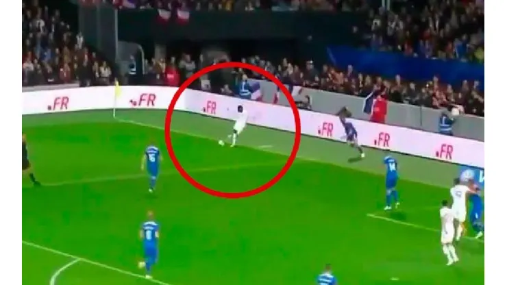 Centrazo de Dembelé de rabona.
