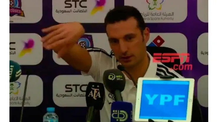 Scaloni explicando el chiste en conferencia.
