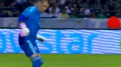 SUSTO. Por suerte para el de Tijuana no acabó dentro de su valla.