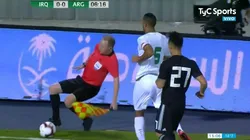 El accidente que tuvo el juez de línea del partido entre Argentina e Irak que hizo reír a todo el estadio