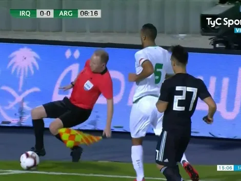 El accidente que tuvo el juez de línea del partido entre Argentina e Irak que hizo reír a todo el estadio