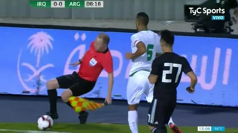 El accidente que tuvo el juez de línea del partido entre Argentina e Irak que hizo reír a todo el estadio