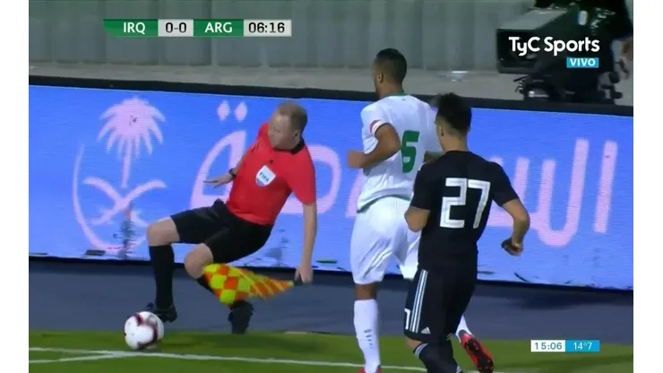 El accidente que tuvo el juez de línea del partido entre Argentina e Irak que hizo reír a todo el estadio
