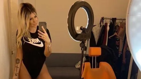 Con un pantalón de goma ajustado y unos tacos azules, Wanda Nara mostró su nuevo auto