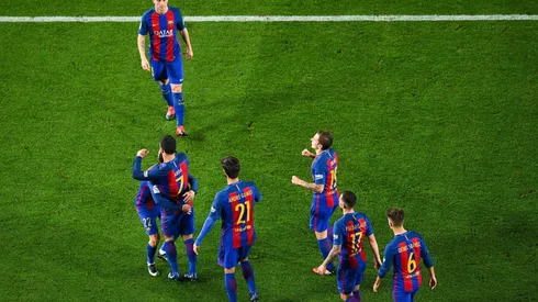 Turan festeja un gol con su ex compañeros en Barcelona