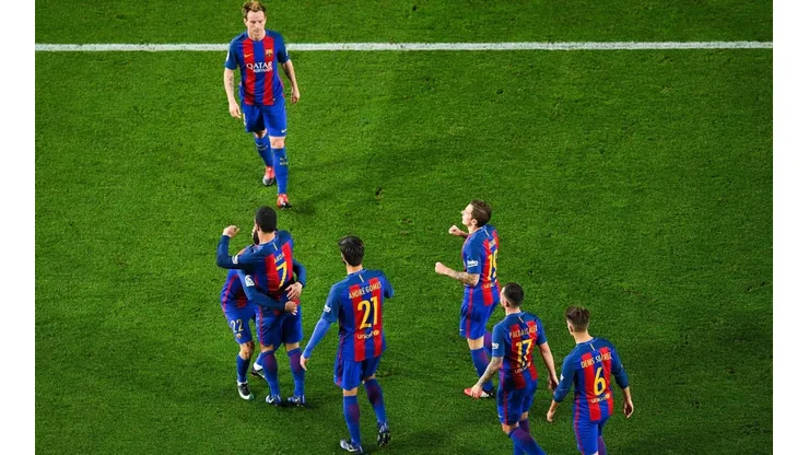 Turan festeja un gol con su ex compañeros en Barcelona
