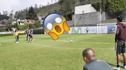 Foto de Raúl Jiménez pateándole a Marco Fabian.