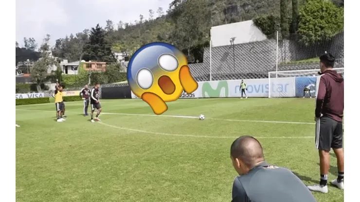 Foto de Raúl Jiménez pateándole a Marco Fabian.