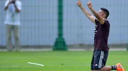 Marco Fabián, en Modo Dios, metió doble túnel en el entrenamiento de México