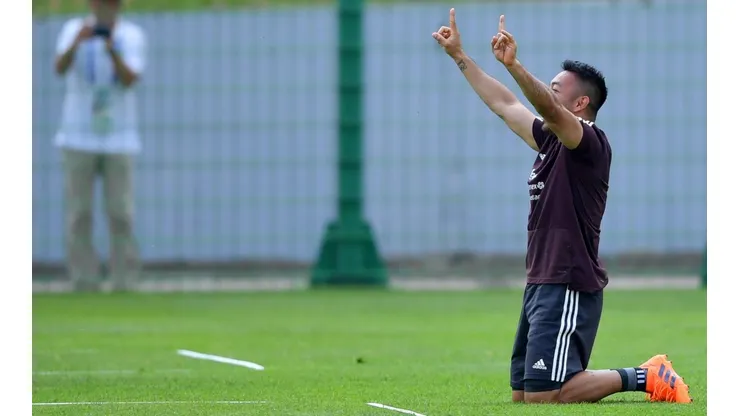 Marco Fabián, en Modo Dios, metió doble túnel en el entrenamiento de México