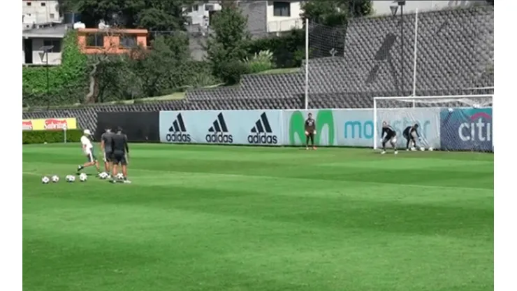 ¡Viejos son los trapos! Golazo de Ferretti en el entrenamiento