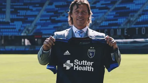 Matías Almeyda con la camiseta de San José.