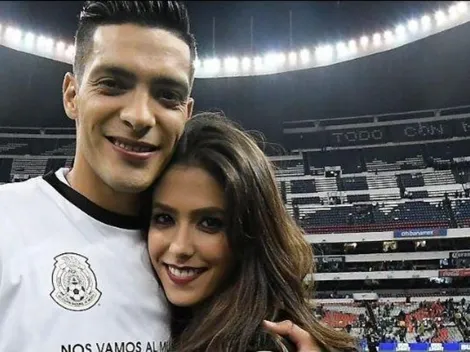 La pareja de Raúl Jiménez cautivó a todos con la playera de América