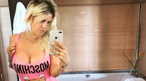 Con un vestidito negro abierto en la parte de abajo, Wanda Nara se puso en modo bomba