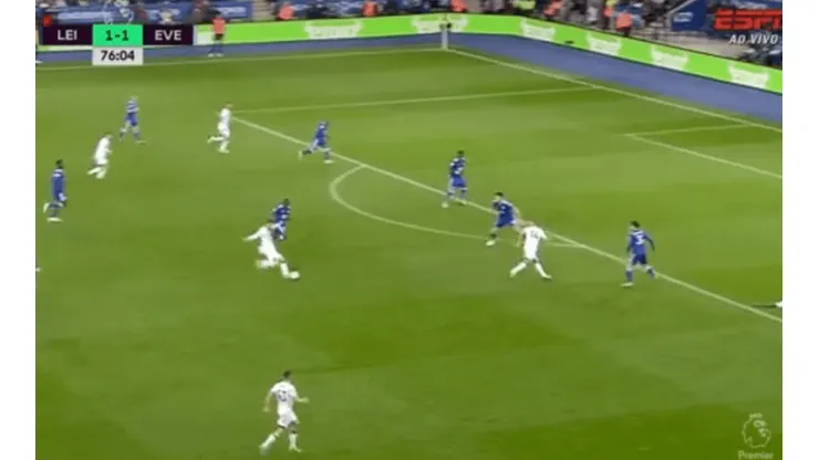 Más al ángulo imposible: Sigurdsson marcó el mejor gol del fin de semana