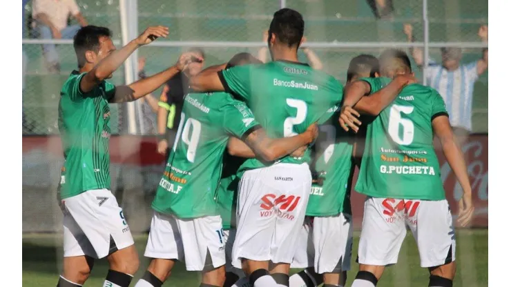 Todo San Martín celebra el primer tanto del juego.