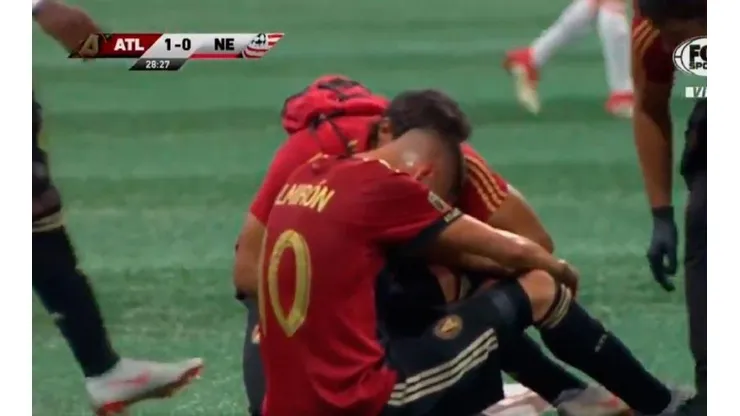 Almirón, lesionado, salió del campo con lágrimas en los ojos.