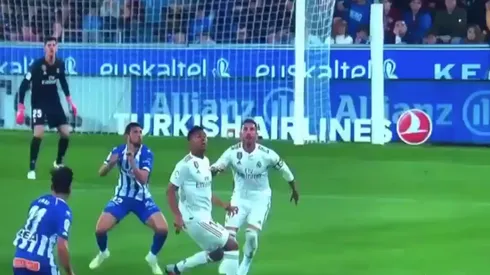 Foto captura del momento del choque entre Ramos y Calleri.