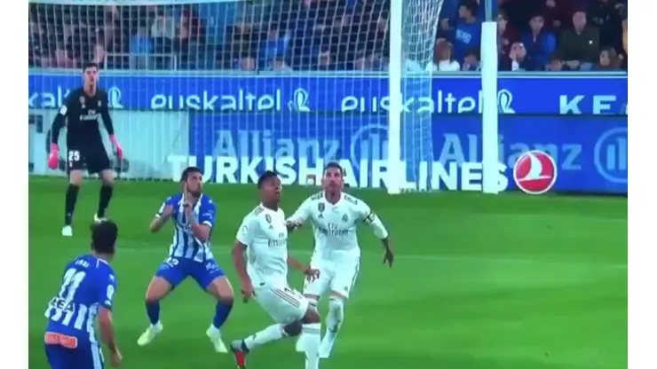 Foto captura del momento del choque entre Ramos y Calleri.