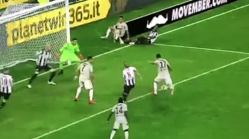 Tapada del portero a Mario Mandžukić,