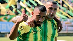 Chávez celebra su gol junto a Telechea.