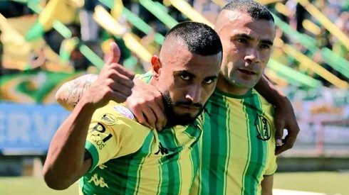 Chávez celebra su gol junto a Telechea.