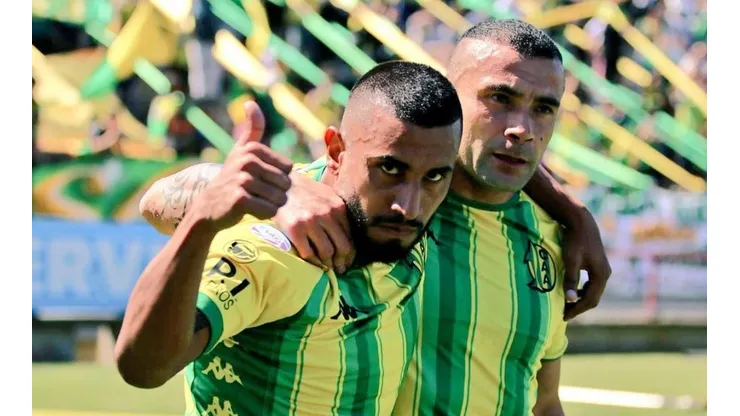 Chávez celebra su gol junto a Telechea.