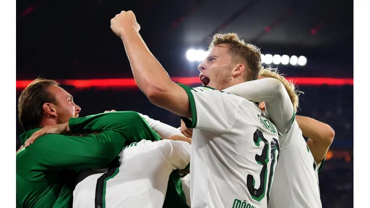 AQUÍ MANDO YO. Los de Borussia Mönchengladbach celebran en el Allianz Arena (Foto: Getty).