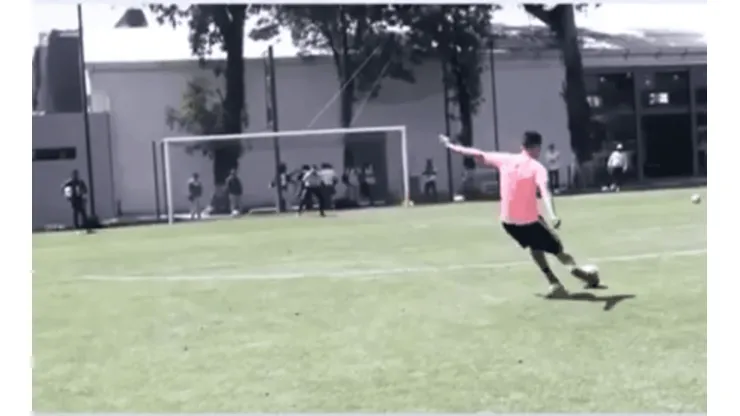 Golazo de Edson Álvarez en el entrenamiento.