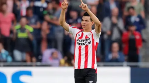 Hirving Lozano celebrando con la playera del PSV.