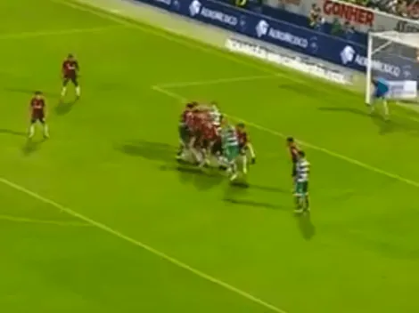 ¡Cucharita de tiro libre! Golazo de Osvaldo Martínez para Santos