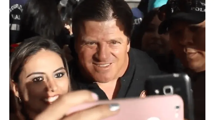 PASIÓN. Herrera y compañía se detuvieron a tomarse fotos y firmar autógrafos.