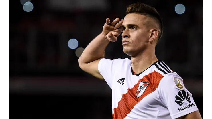Foto de Santos Borré ante Independiente.