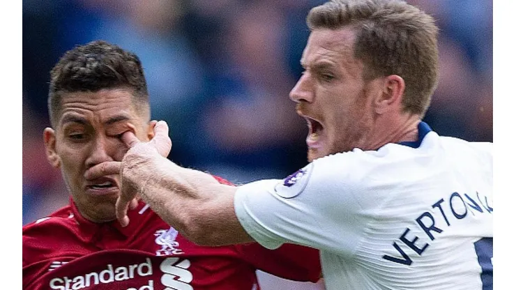Manotazo a Firmino en Liverpool - Tottenham