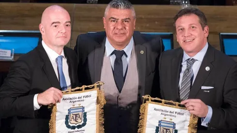 Tapia, junto a Infantino y Alejandro Domínguez.