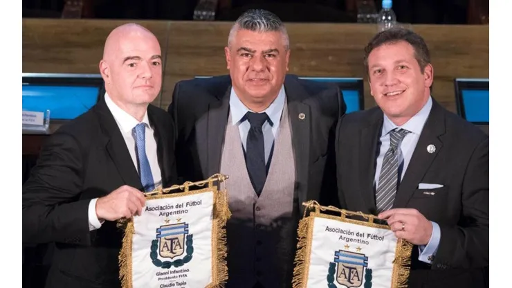 Tapia, junto a Infantino y Alejandro Domínguez.