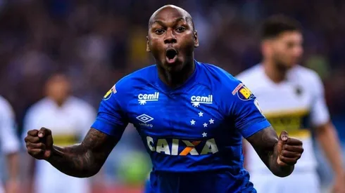 APARECIÓ EL GOLEADOR. Sassá festeja el 1-0 de Cruzeiro al minuto de haber ingresado.