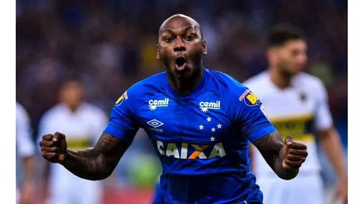 APARECIÓ EL GOLEADOR. Sassá festeja el 1-0 de Cruzeiro al minuto de haber ingresado.
