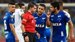 Foto de los jugadores de Cruzeiro con el árbitro.