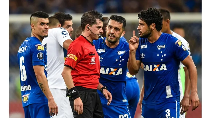 Foto de los jugadores de Cruzeiro con el árbitro.