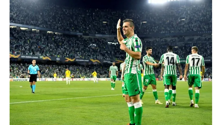 Gio controló de taco y definió 10 puntos.